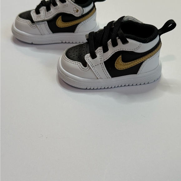 Jordan Baby Black and White Sneakers 3C - Picture 4 of 8